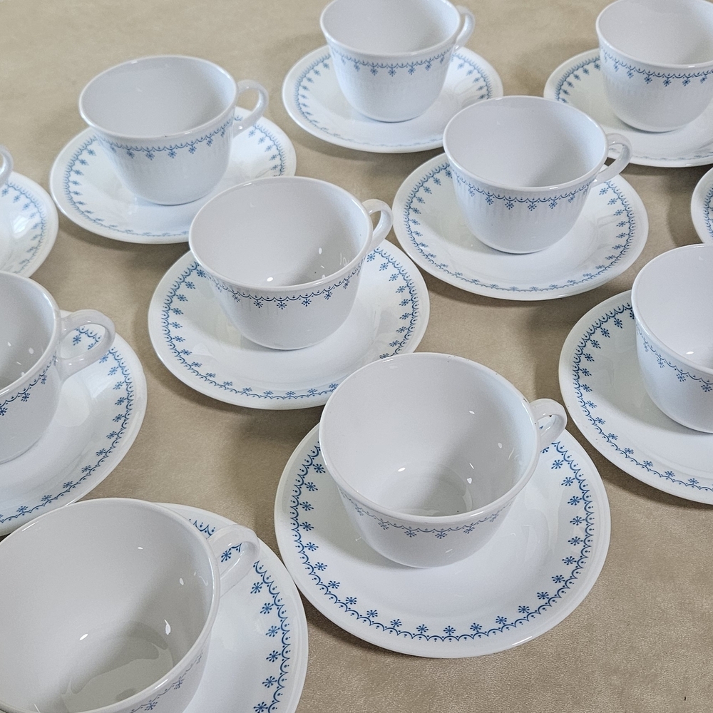 11 Corelle Snowflake Garland Teacups and Saucers